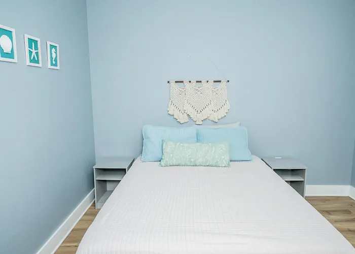 House Steps From 3 Bedroom 2 Bath Holiday home
